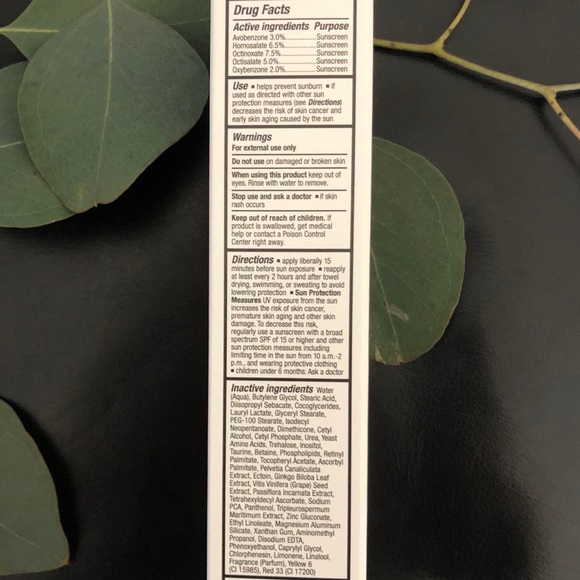 Murad Essential-C Broad Spectrum SPF 30 - Picture 2 of 3